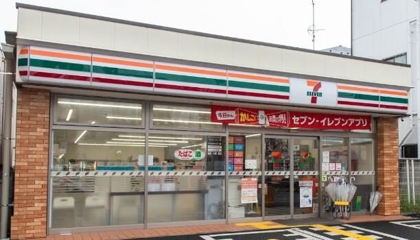 物件外観写真8　(セブン-イレブン 足立竹ノ塚駅まで74m)