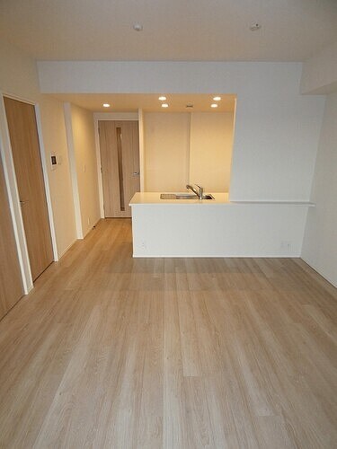 物件内観写真2　(リビングダイニングキッチン　約14.7畳　内装済)