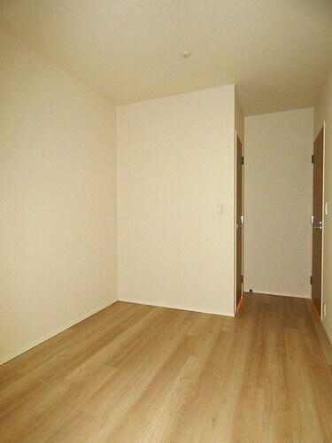 物件内観写真10　(洋室　約6.2畳　内装済)