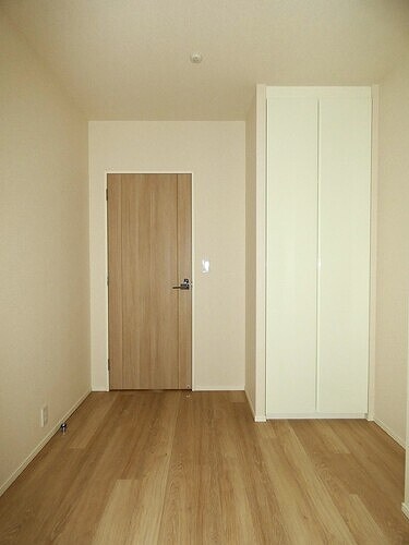 物件内観写真16　(洋室　約5.0畳　内装済)