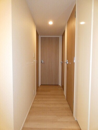 物件内観写真23　(玄関側から見た廊下　内装済)