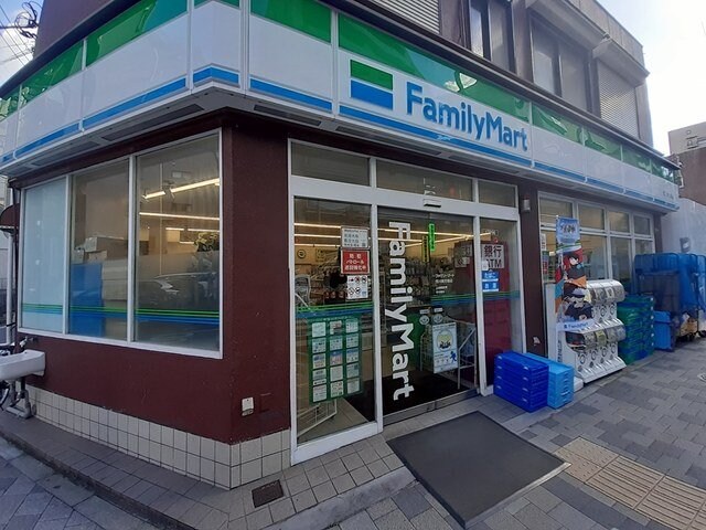 物件外観写真4　(ファミリーマートまで206m)