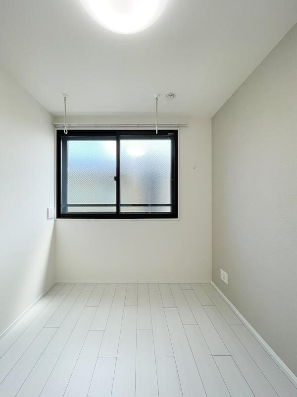 物件内観写真3　(居室、リビング)