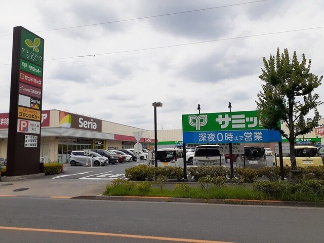 物件外観写真4　(グリーンマークシティまで566m)