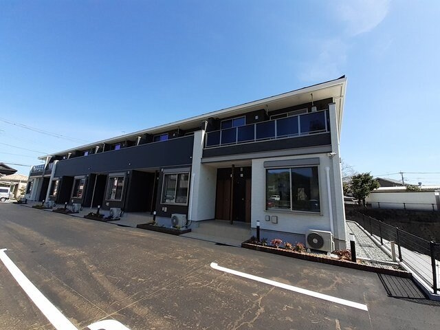 物件外観写真1　(外観は落ち着いています)