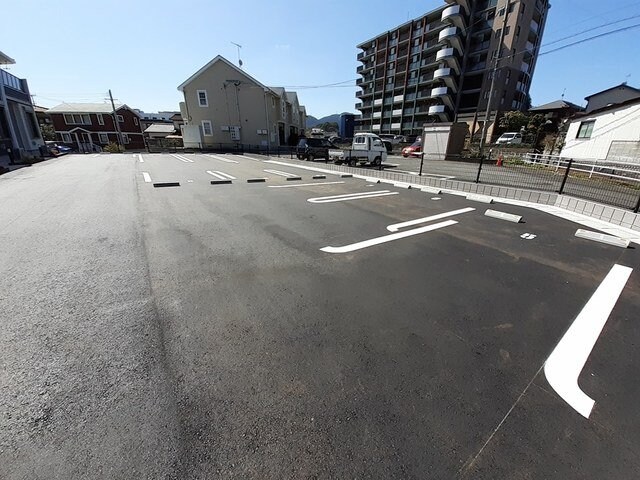 物件外観写真2　(駐車場です)