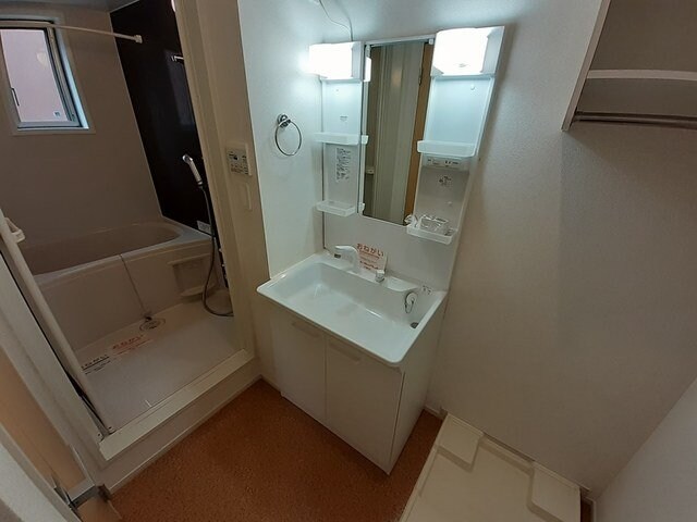 物件内観写真12　(広い洗面スペース)