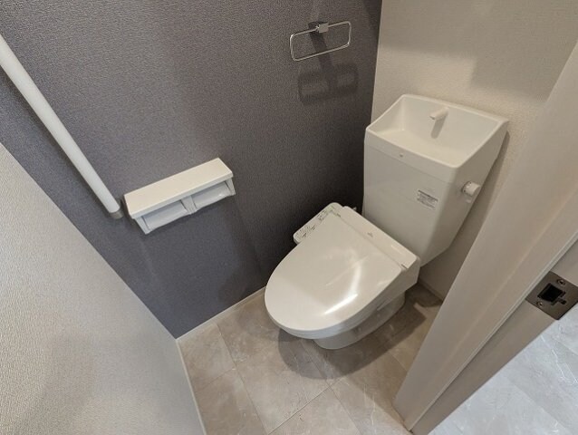 物件内観写真13　(ゆったりとした空間のトイレです)