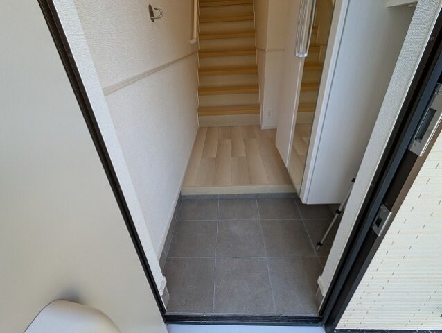 物件内観写真14　(明るい玄関です)