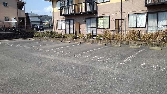 物件外観写真2　(駐車スペースもあります)