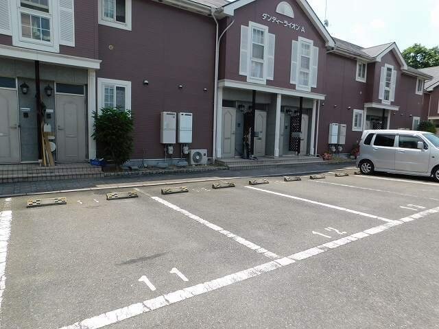 物件外観写真3　(駐車スペースもあります)