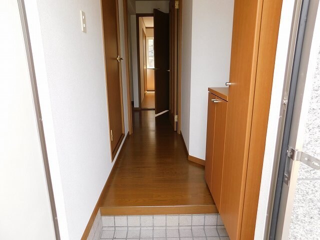 物件内観写真15　(ゆったりとした玄関です)