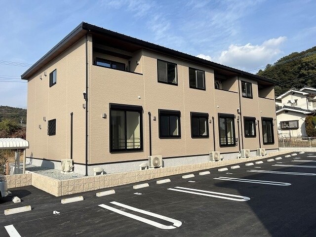 物件外観写真1　(外観もきれいです)