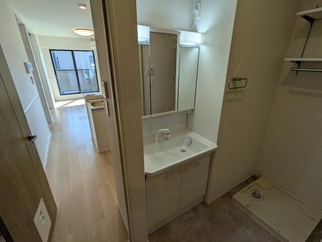 物件内観写真12　(広い洗面スペース)