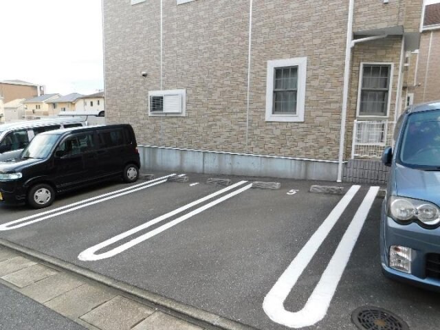 物件外観写真2　(駐車場があります)