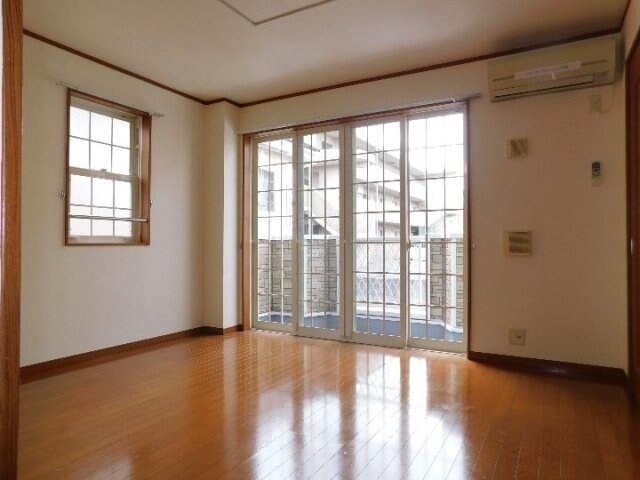 物件内観写真9　(明るい色調の室内です)