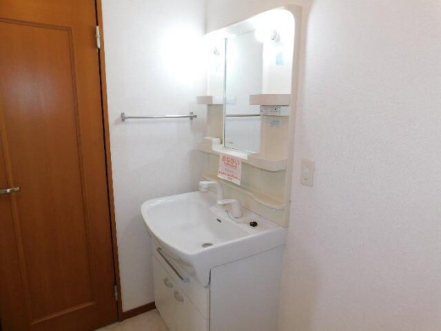 物件内観写真12　(明るい洗面所です)