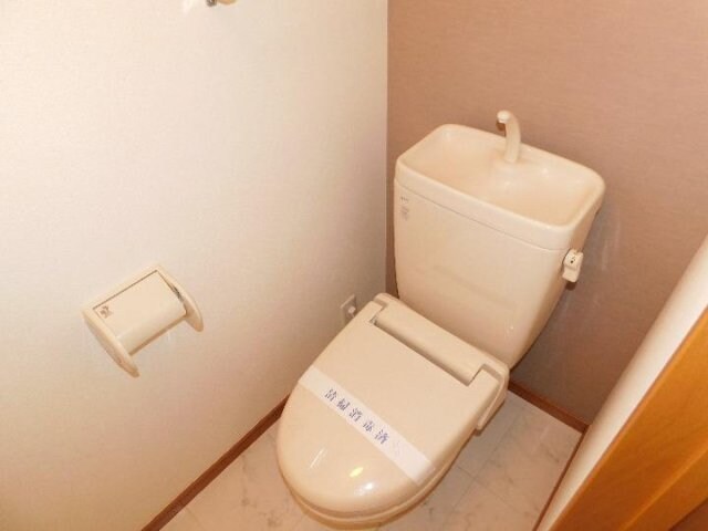 物件内観写真13　(ゆったりとした空間のトイレです)