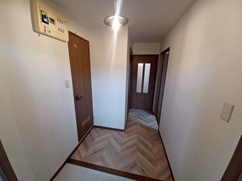 物件内観写真9　(玄関照明も雰囲気あります)