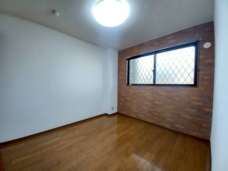 物件内観写真10　(北側洋室にはアクセントクロス)