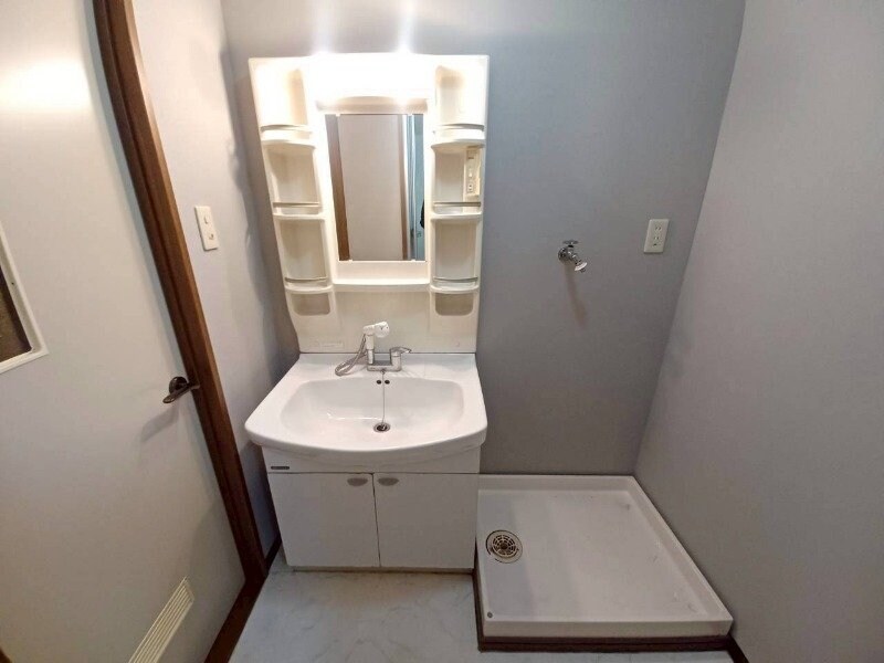 物件内観写真11　(洗面脱衣室はグレーで締まった印象)