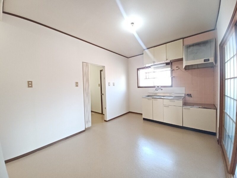 物件内観写真5　(明るいリビングスペース)