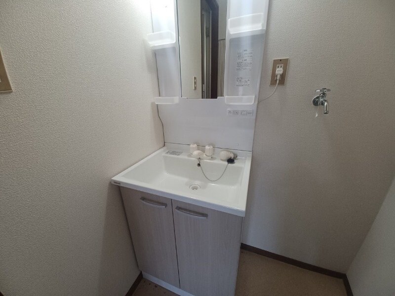 物件内観写真9　(洗面も取り換え済)