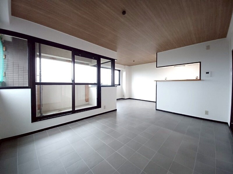 物件内観写真12　(広々リビングが魅力的です。)