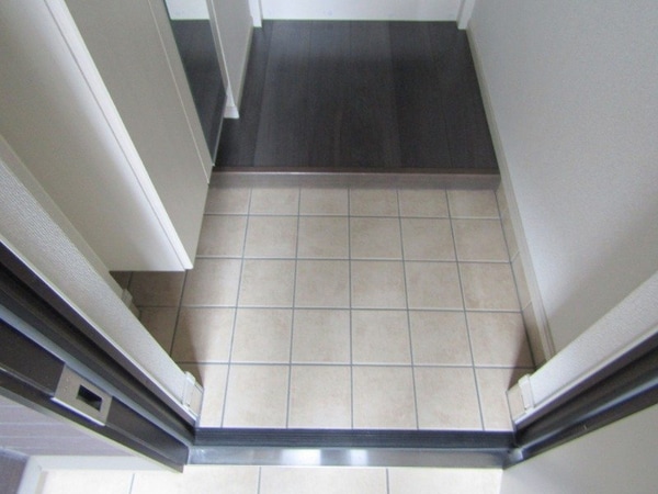 玄関(同型反転タイプのお写真です)