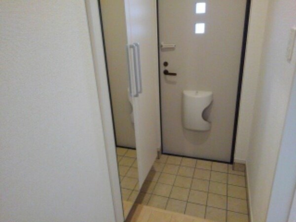 玄関(同型参考写真)