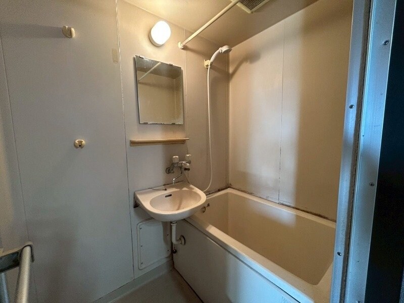 物件内観写真14　(リフォーム中の写真です)