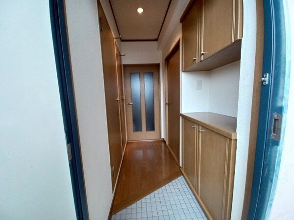 玄関(別部屋の写真となります。)