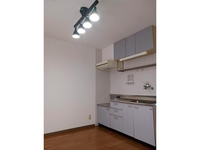 物件内観写真8　(DKに4連照明設置　独立配光)