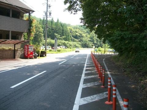 物件外観写真5　(三重県道６９１号名張青山線に面す)