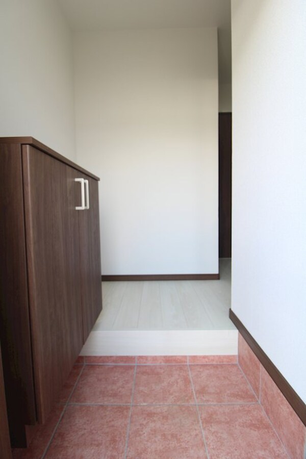 玄関(同タイプ物件写真参照)