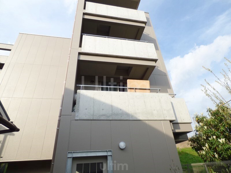 エバーグリーン六地蔵駅前の物件外観写真