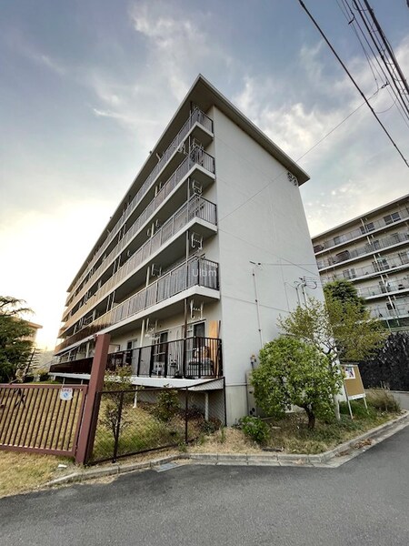 醍醐上ノ山団地B3棟外観写真