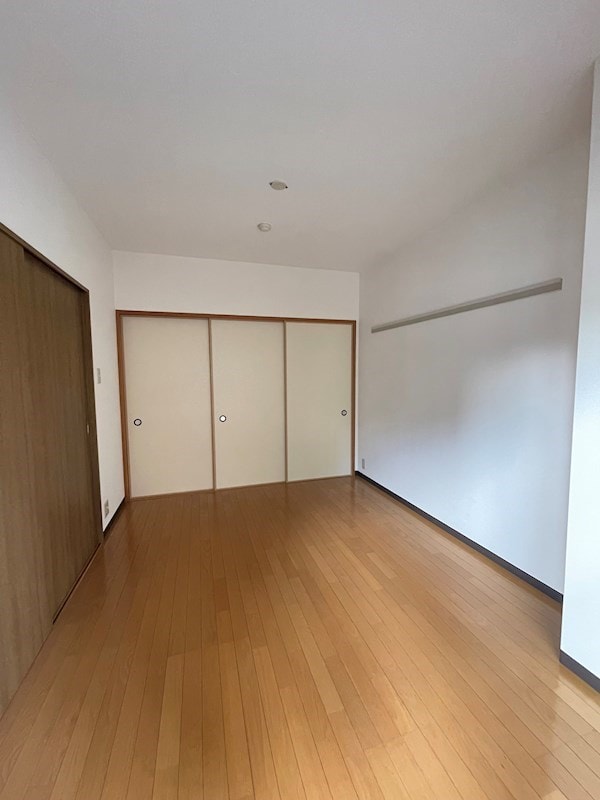 ベッドルーム(別のお部屋のお写真です。ご参考までに。)