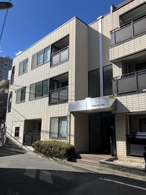 千代田線 根津駅 3階建 築31年の外観写真