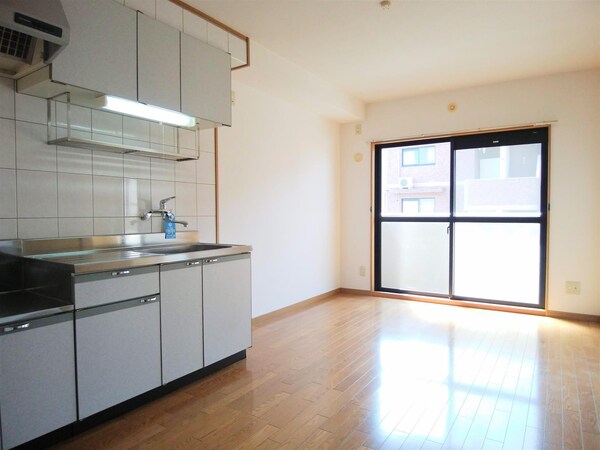 居室(ダイニングキッチン　※実部屋は反転)