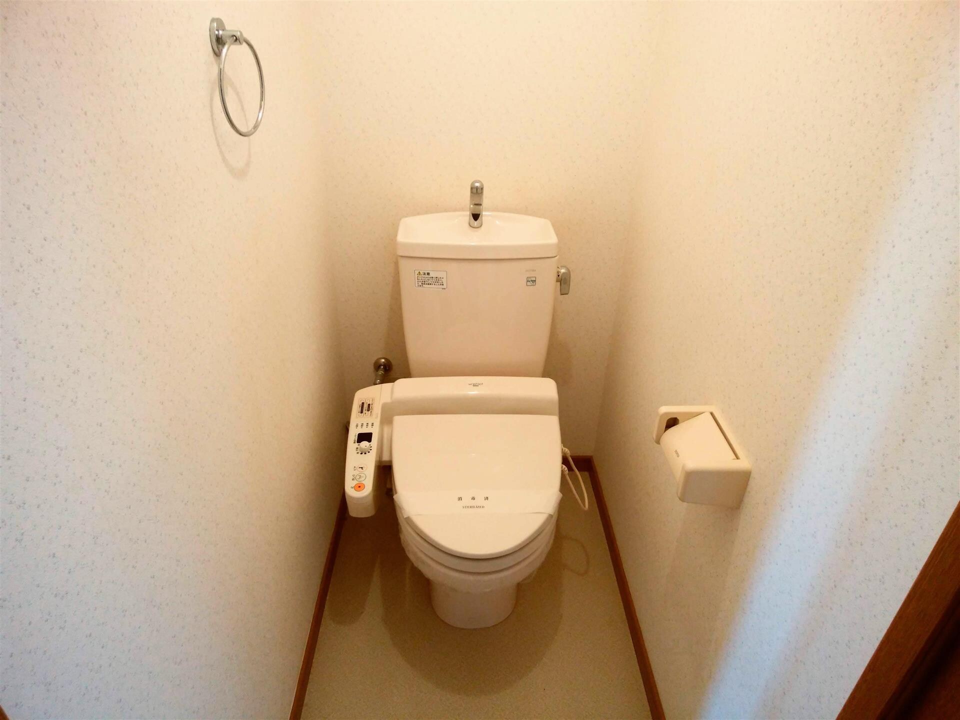 物件内観写真7　(ウォシュレット付きトイレ　※実部屋は反転)