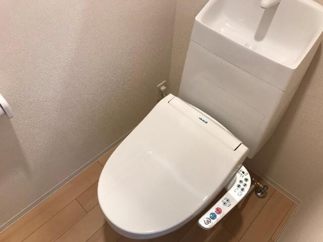 物件内観写真5　(シャワー付トイレ)