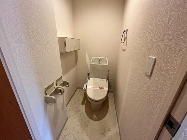 物件内観写真6　(シャワー付トイレ)