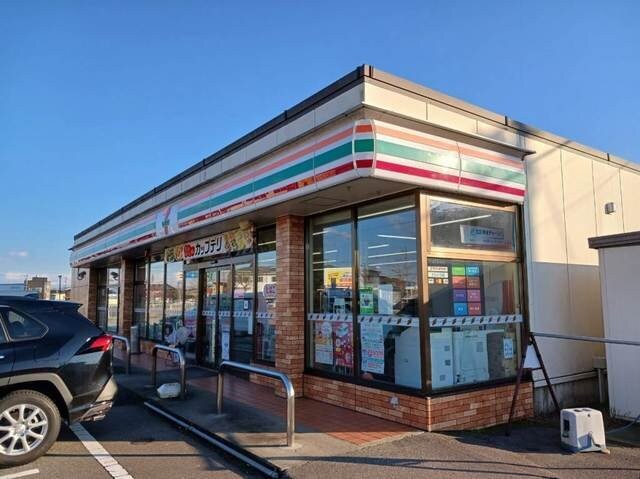 物件外観写真3　(セブンイレブンまで300m)