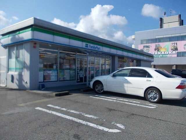 物件外観写真4　(ファミリーマートまで250m)