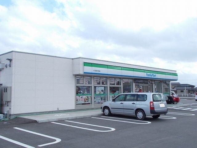 物件外観写真4　(ファミリーマートまで450m)