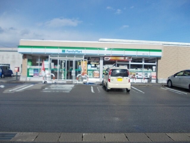 物件外観写真4　(ファミリーマートまで550m)