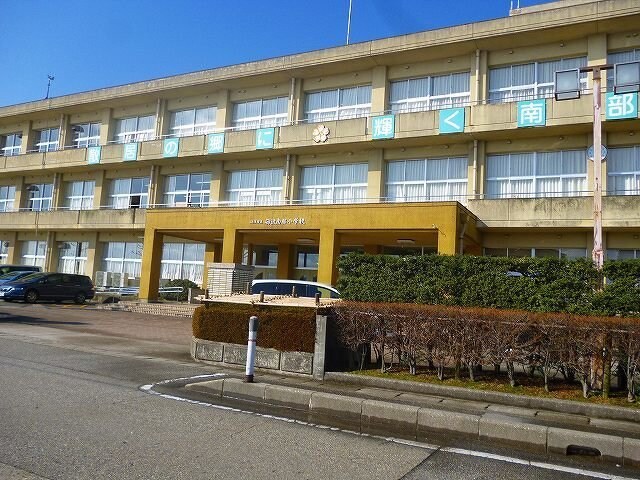 物件外観写真7　(砺波南部小学校まで1700m)