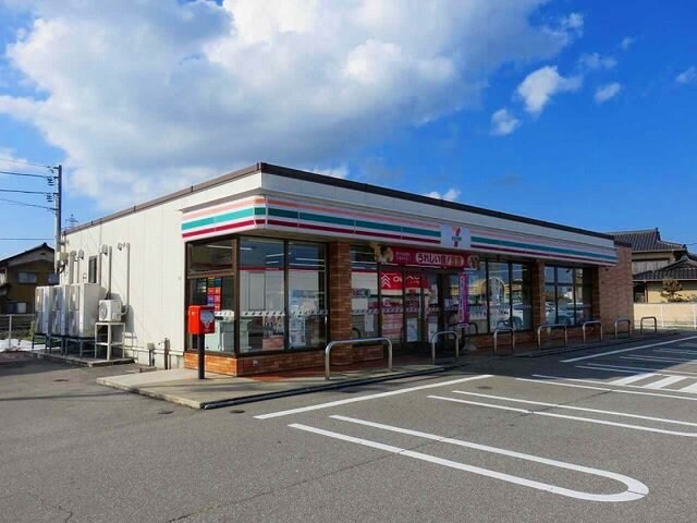 物件外観写真4　(セブンイレブンまで300m)