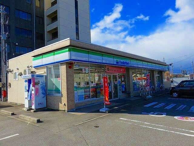 物件外観写真5　(ファミリーマートまで650m)